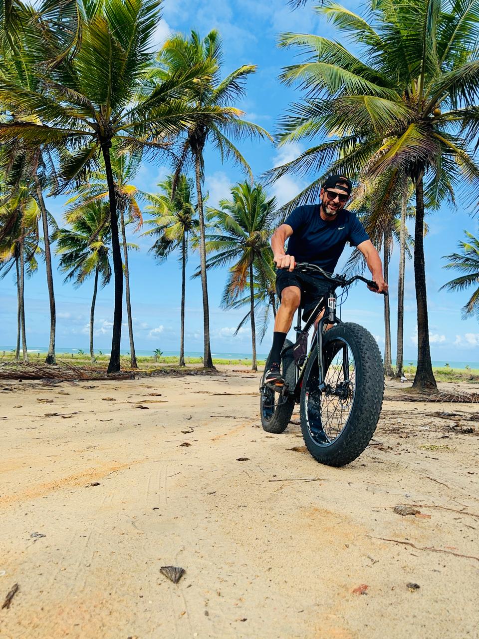 Bike entre coqueiros